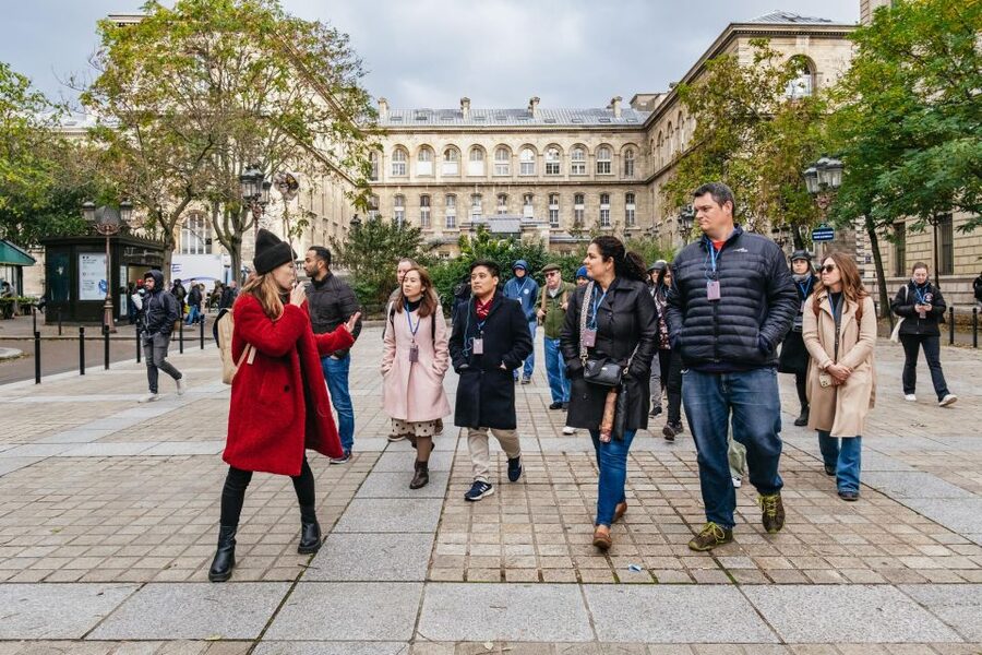 Paris: Ile de la Cité Walking Tour with Sainte-Chapelle - Why the guide matters on this particular walk