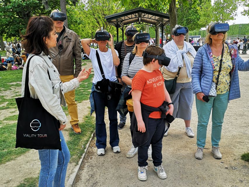 Paris : Immersive Eiffel Tower tour with virtual reality - Why a small group improves the experience