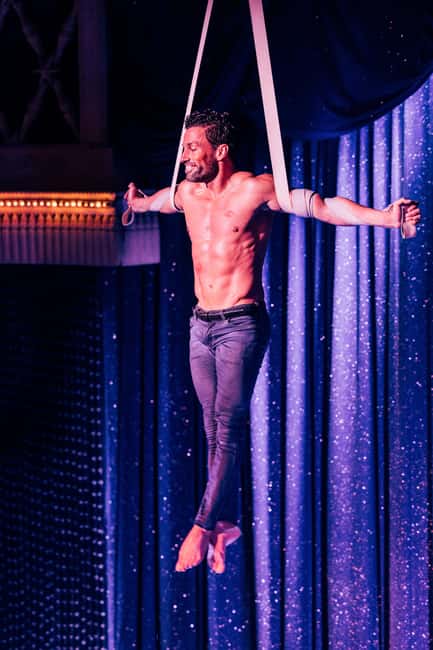 Paris: La Nouvelle Eve Cabaret Show with Champagne - The performance: Piaf, comedy, acrobatics, and cancan