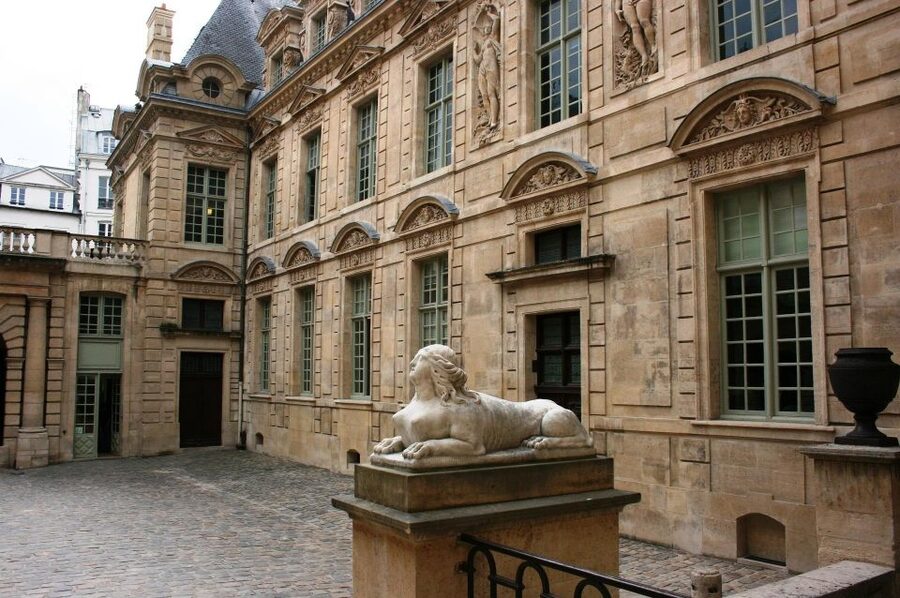 Paris: Le Marais Highlights Guided Small Group Walking Tour - Place des Vosges, a polished beginning