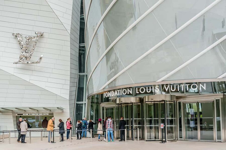 Paris: Louis Vuitton Foundation Exterior Tour with Entry - What you may see inside by visit date
