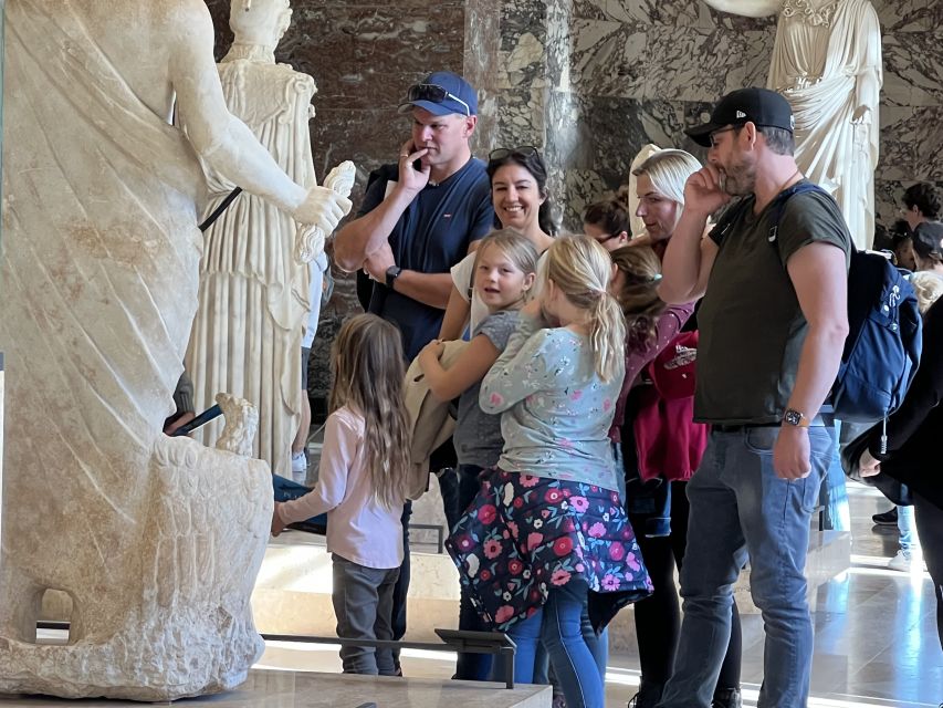 Paris Louvre: 2-Hour Private Tour for Groups or Families - Meeting the guide and entering the museum