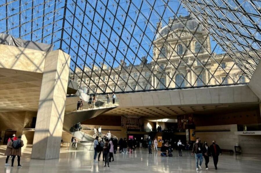 Paris Louvre Exclusive Semi Private Guided Tour Max 6 People - The guides make the experience
