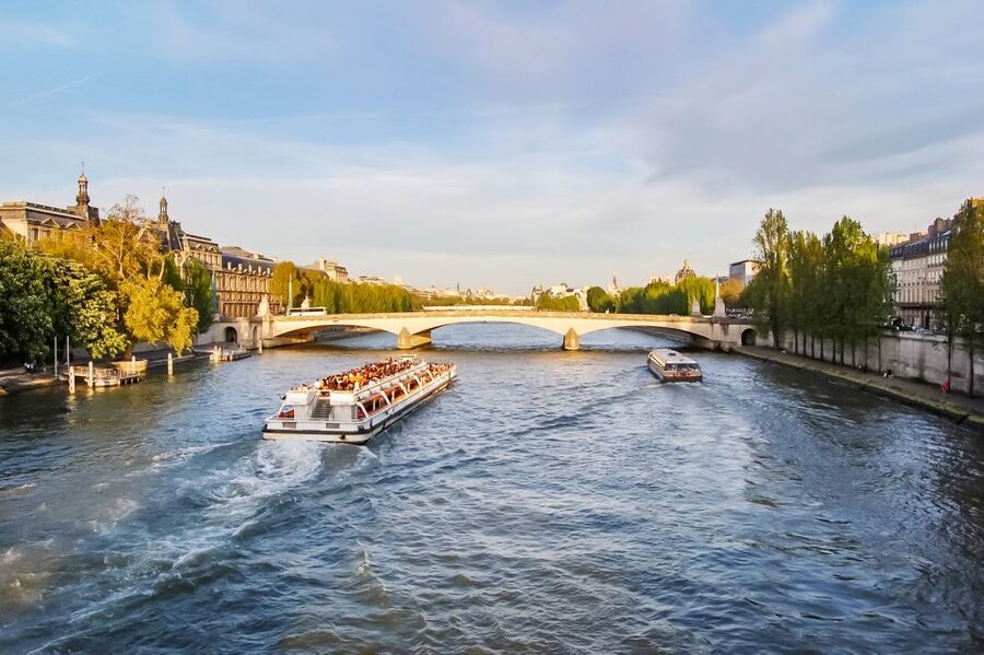 Paris: Louvre Guided Tour with Reserved Access & Boat Cruise - Key points at a glance