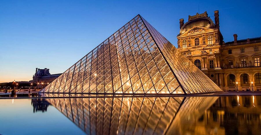 Paris: Louvre Guided Tour with Reserved Access & Boat Cruise - Meeting your guide at the Carrousel arch
