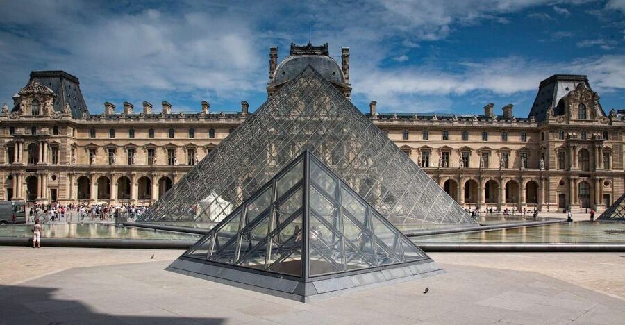 Paris: Louvre Masterpieces Private Tour with Reserved Entry - The Louvre’s long story in a short visit