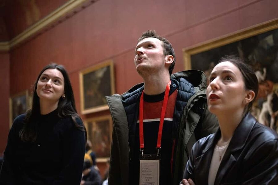 Paris: Louvre Masterpieces Tour with Pre-Reserved Tickets - Two hours, then your own Louvre plan