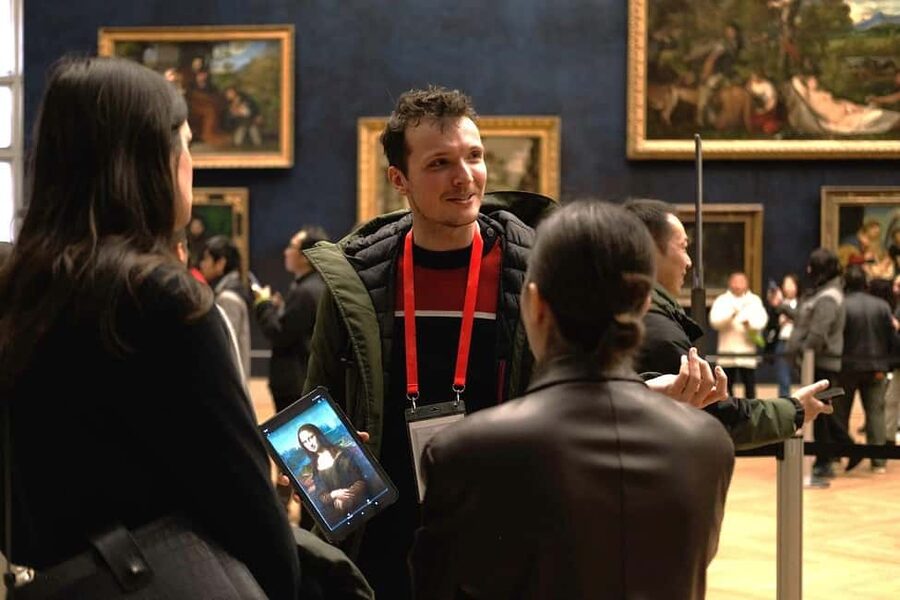 Paris: Louvre Masterpieces Tour with Pre-Reserved Tickets - Meeting at Café Le Nemours