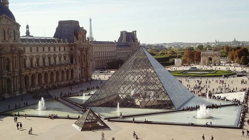 Paris: Louvre Museum Entry Ticket and Garden Walking Tour - Walking beneath the Arc de Triomphe du Carrousel