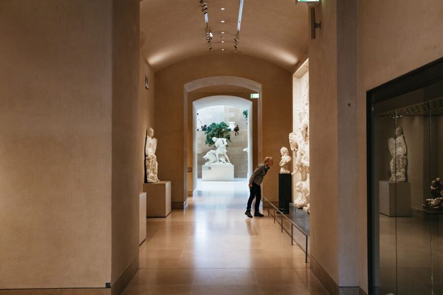 Paris: Louvre Museum Entry Ticket With Host and River Cruise - Meeting the host at Benlux on Rue de Rivoli