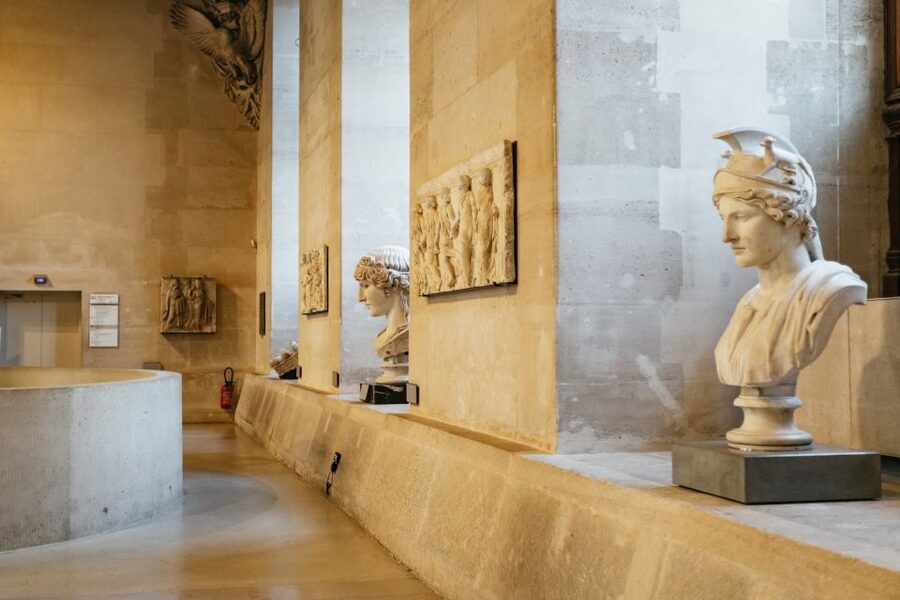 Paris: Louvre Museum Entry Ticket With Host and River Cruise - What the Louvre highlights are really like