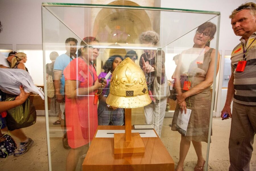 Paris: Louvre Museum Guided Tour - Timing, pace, and the crowded galleries