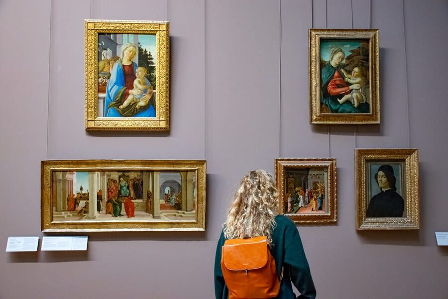 Paris: Louvre Museum Highlights Small-Group Guided Tour - The guides: personality matters here