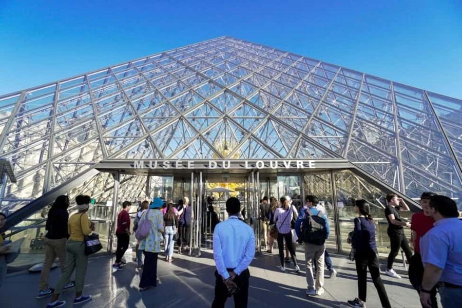 Paris: Louvre Museum Hosted Entry and Mona Lisa Audioguide - Meeting the host at 174 Rue de Rivoli