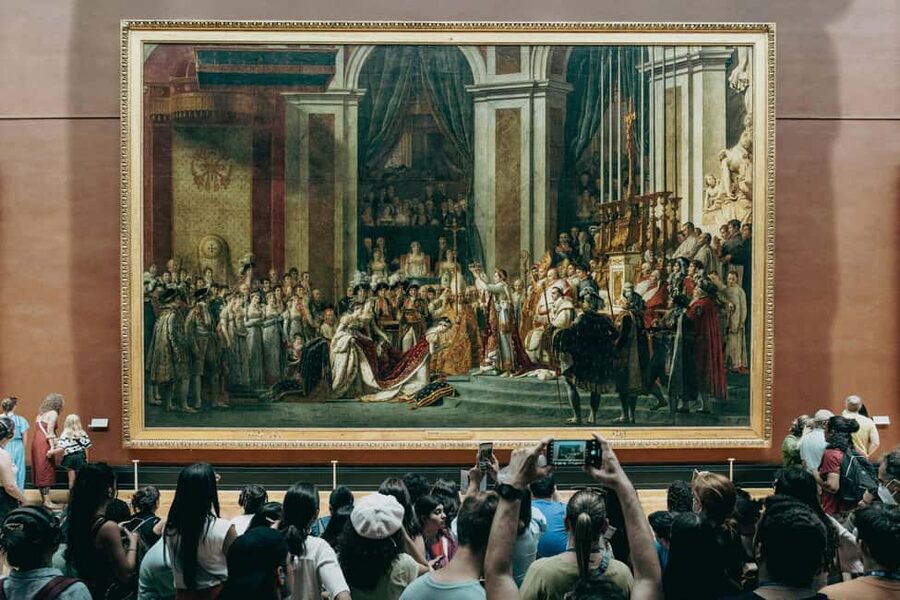 Paris: Louvre Museum Hosted Entry & Masterpieces Audio Guide - Entering the Louvre and heading to the Mona Lisa