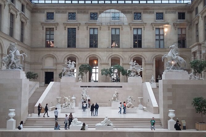 Paris: Louvre Museum Tour Mona Lisa & Iconic Masterpieces - Meeting the guide at the Kiosque des Noctambules