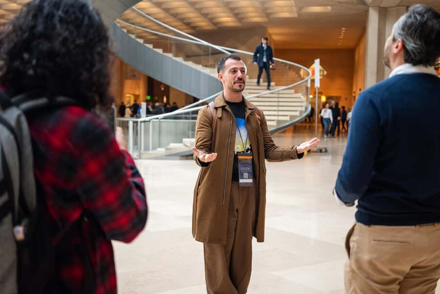 Paris: Louvre Must-See Tour with Reserved Entry Ticket - Why a guide helps inside the Louvre