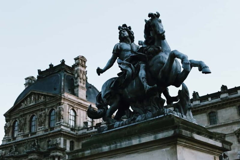 Paris: Louvre Must-See Tour with Reserved Entry Ticket - Guide quality is the main reason to pay