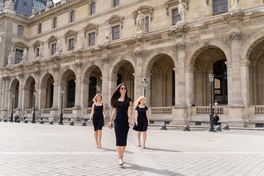 Paris: Louvre photoshoot or Seine bridges Eiffel Tower walk - Bojan and Jona focus on making posing feel easy
