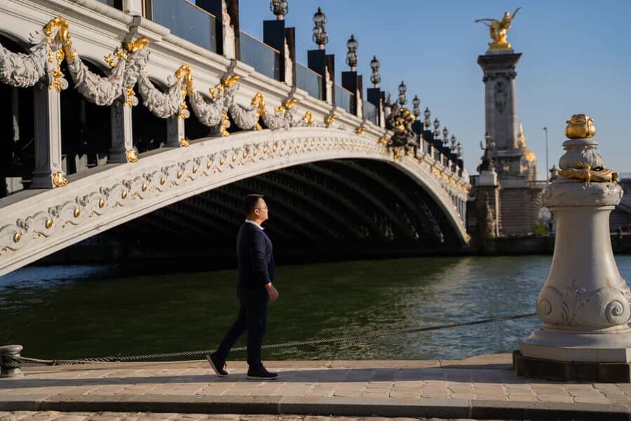 Paris: Louvre photoshoot or Seine bridges Eiffel Tower walk - What the photo delivery includes