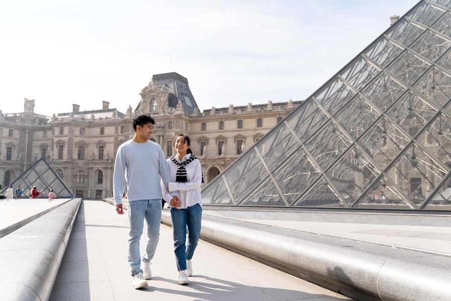 Paris: Louvre photoshoot or Seine bridges Eiffel Tower walk - Timing, meeting points, and the cost of being late