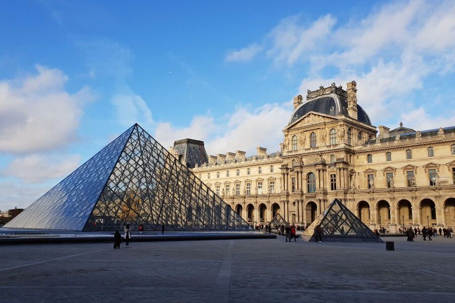 Paris: Louvre Reserved Ticket and River Cruise Combo - Seeing the Louvre without a guide