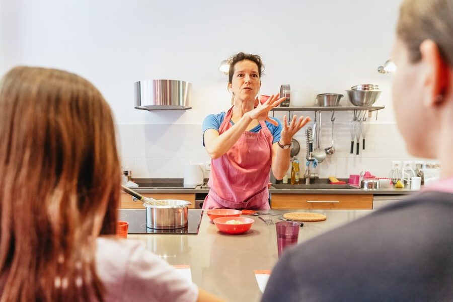 Paris: Macarons Cooking Class with Pâtisserie Chef Noémie - Key points at a glance