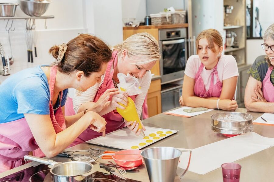 Paris: Macarons Cooking Class with Pâtisserie Chef Noémie - The 150-minute class, step by step