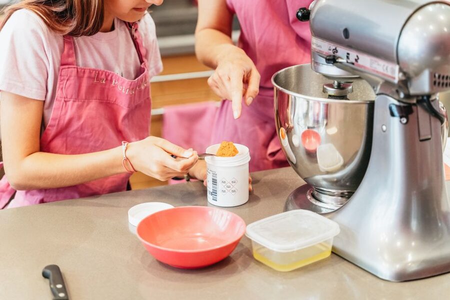 Paris: Macarons Cooking Class with Pâtisserie Chef Noémie - Who should book this Paris macaron class?