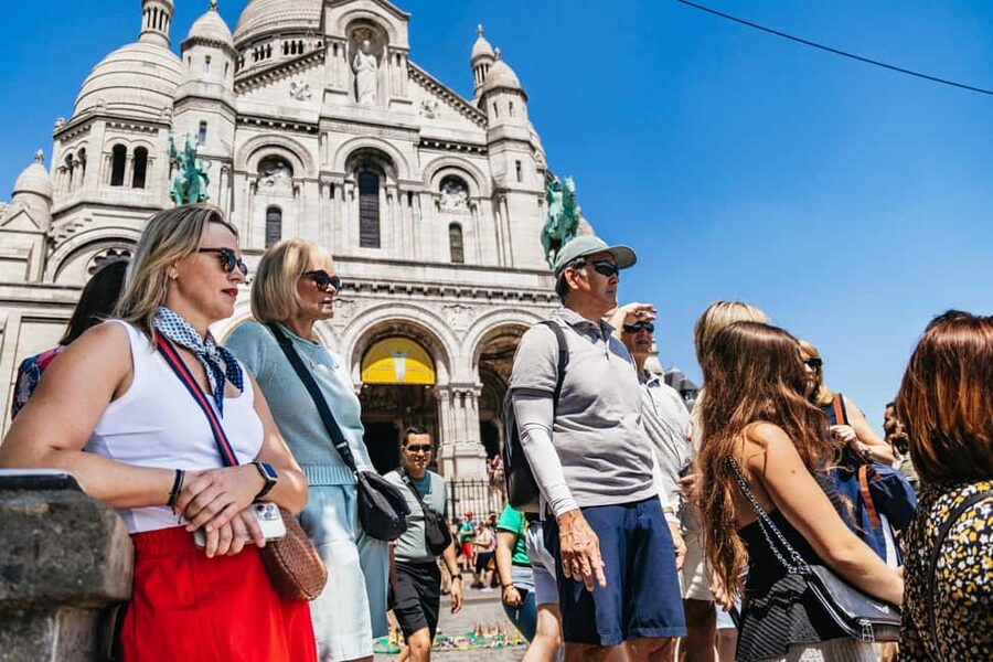 Paris: Montmartre Cheese, Wine & Pastry Guided Walking Tour - Climbing to Sacré-Coeur without making the climb the whole story