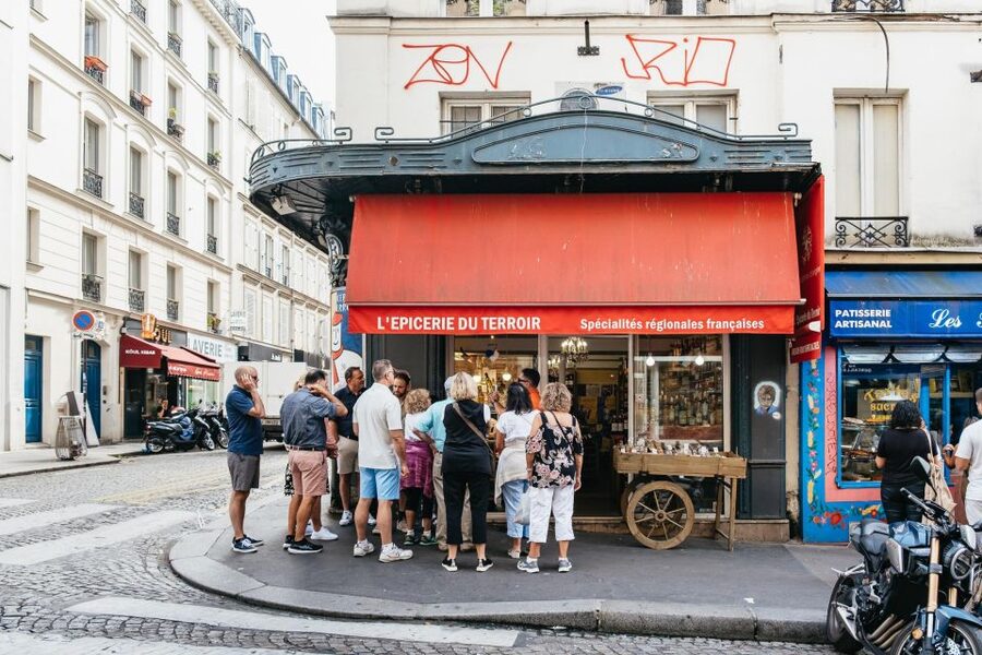 Paris: Montmartre Food and Wine Guided Tour - Seafood and wine at a local institution