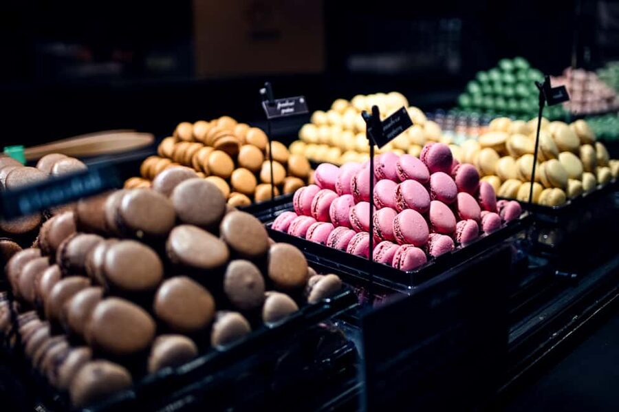 Paris: Montmartre Food Tasting Walking Tour with Secret Dish - First tastes: chocolate and macarons