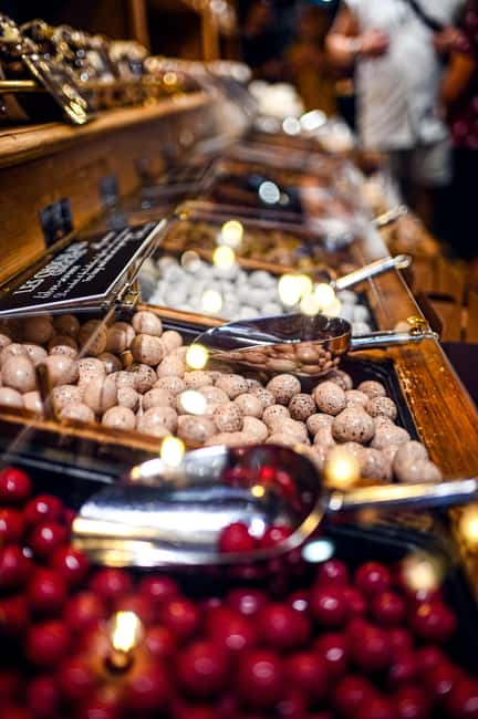 Paris: Montmartre Food Tasting Walking Tour with Secret Dish - The bakery stop and French bread