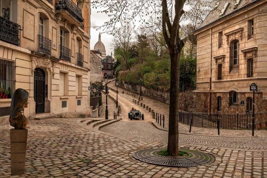 Paris: Montmartre Food Tour with Full Meal - Place du Tertre: art, atmosphere, and a pause to eat
