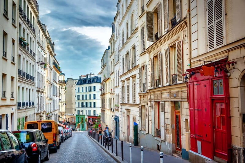Paris: Montmartre Hidden Gems and Highlights Walking Tour - Place du Tertre and the working artists