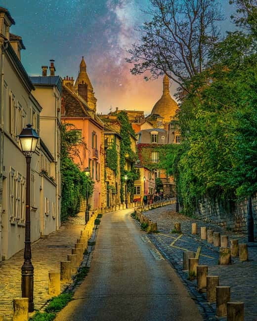 Paris: Montmartre Highlights Walking Tour with a Local Guide - The guide’s storytelling is the real selling point