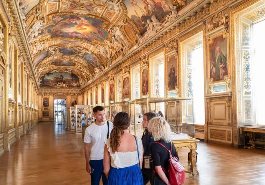 Paris: Montmartre, Notre-Dame, & Louvre Tour with Cruise - A one-hour lunch break in central Paris