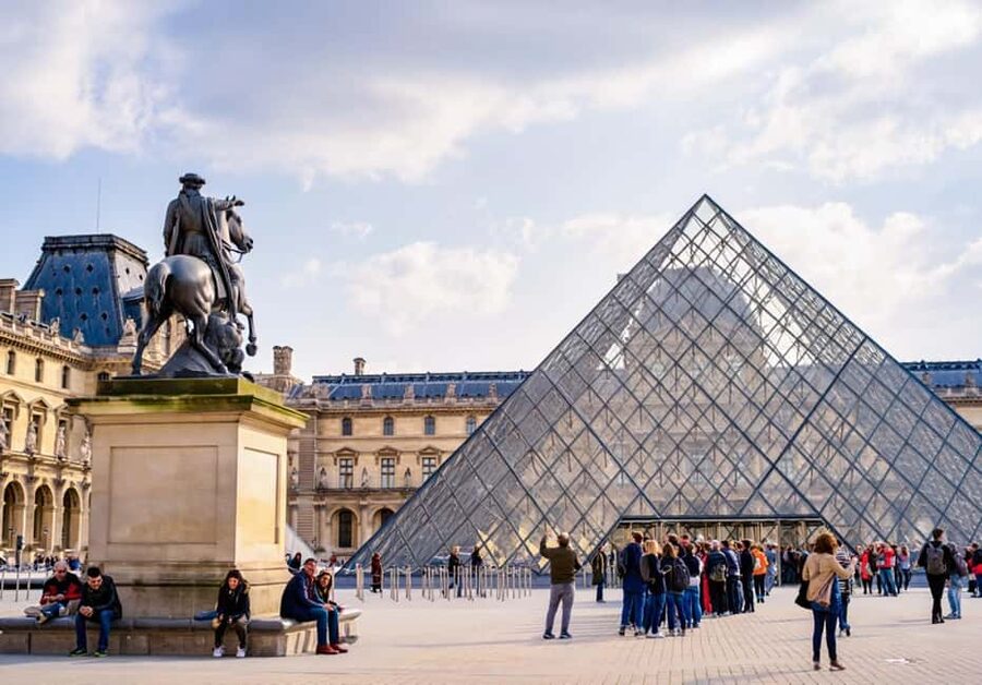 Paris: Montmartre, Notre-Dame, & Louvre Tour with Cruise - Île de la Cité and the center of old Paris