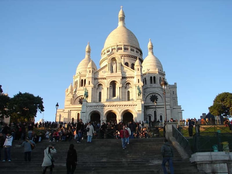 Paris: Montmartre Private Walking Tour - Meeting at Metro Blanche and entering the cabaret quarter