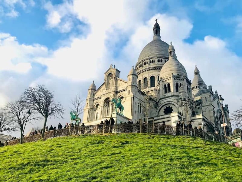 Paris: Montmartre. The old artist village+its unique charm. - What the German guide adds