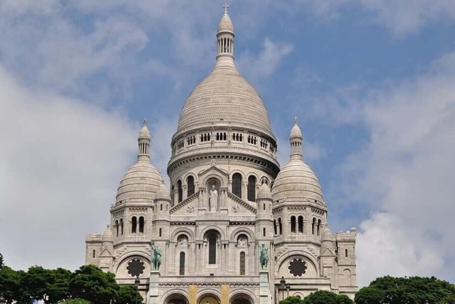 Paris : Montmartre Walking Tour - La Maison Rose and the pleasure of a slow photo stop