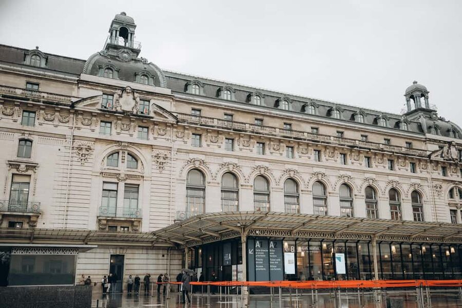 Paris: Musée d’Orsay Ticket and Guided Tour - Entering the former railway station