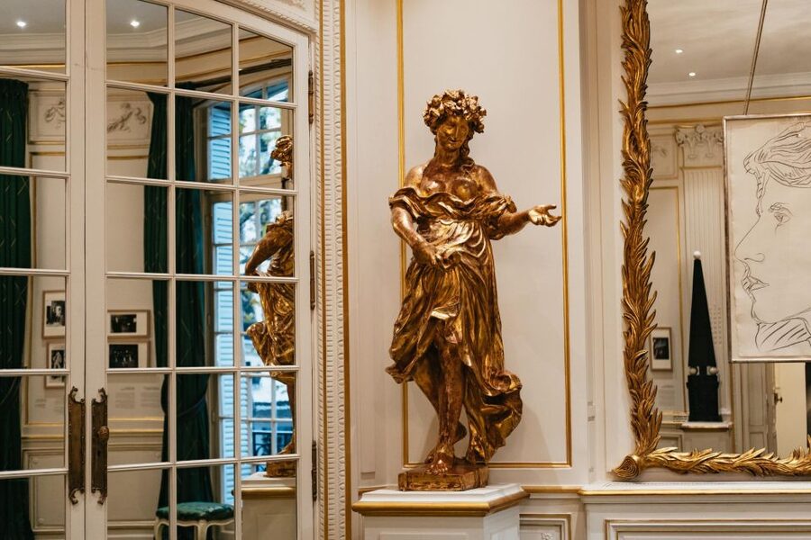 Paris: Musée Yves Saint Laurent Before Opening Hours Tour - What the guide adds to the experience
