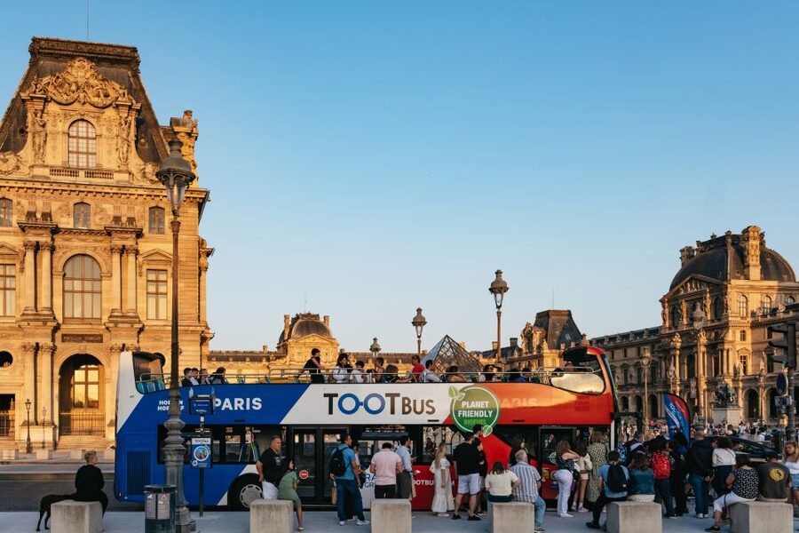 Paris: Night Bus Tour with Audioguide - The Eiffel Tower: the moment to watch for