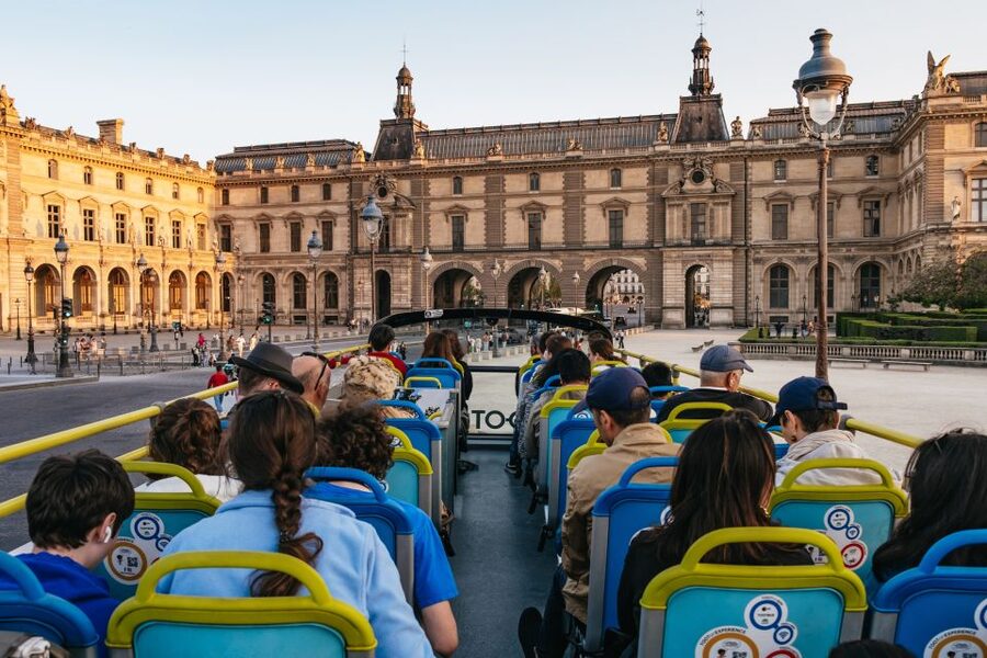 Paris: Night Bus Tour with Audioguide - Audio commentary, languages, and the Tootbus app