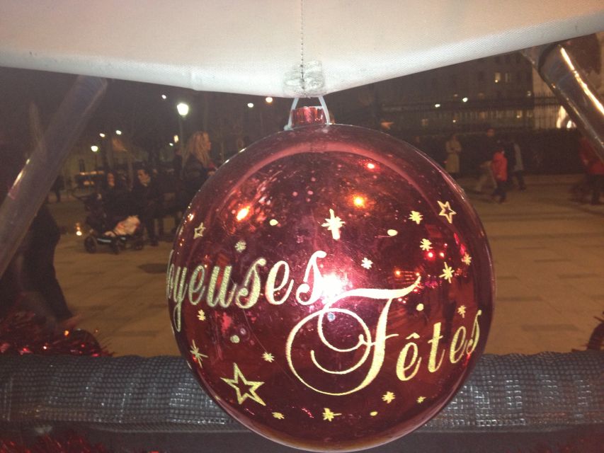 Paris: Nighttime Tuk-Tuk Tour - What the guide adds to the ride
