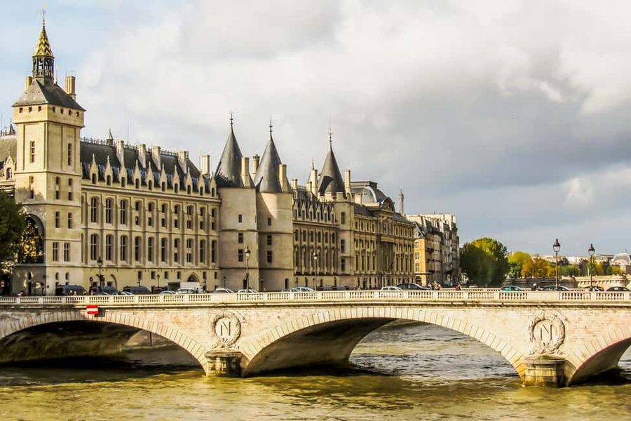Paris: Notre Dame and Île de la Cité Walking Tour - What the guide can add to your Paris day