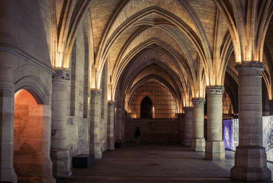 Paris: Notre Dame and Île de la Cité Walking Tour - The Conciergerie and the memory of imprisonment