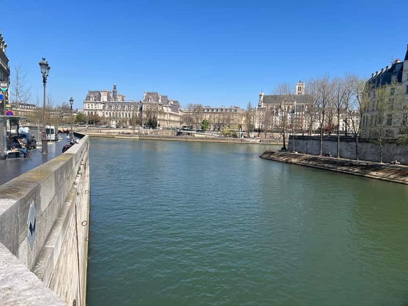 Paris: Notre-Dame Cathedral Exterior Tour & Free Entrance - Understanding the 2019 fire and restoration