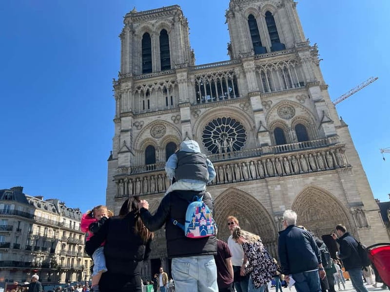 Paris: Notre-Dame Cathedral Exterior Tour & Free Entrance - Choosing the right guide language and timing